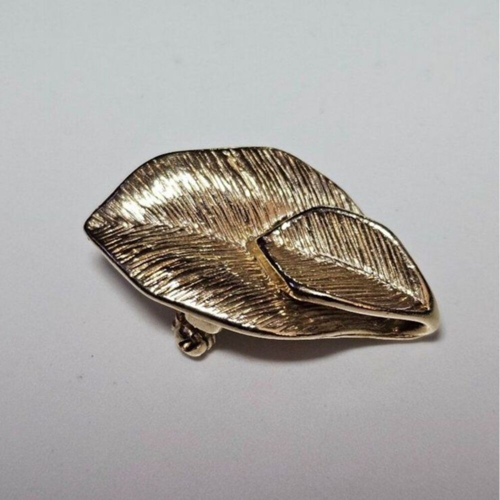 Vintage gold tone Amway brooch